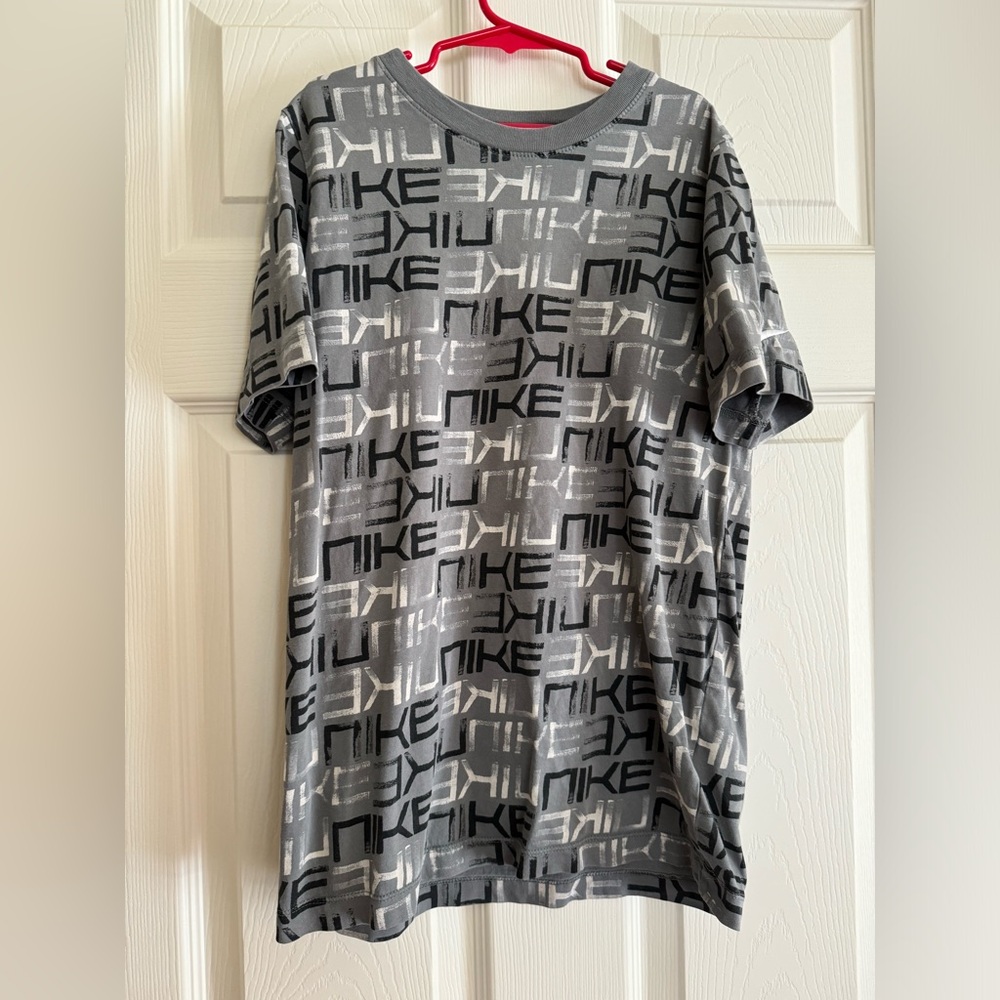 Nike Tee Teen Big Boys Youth Large Short sleeve print Black and White Gray